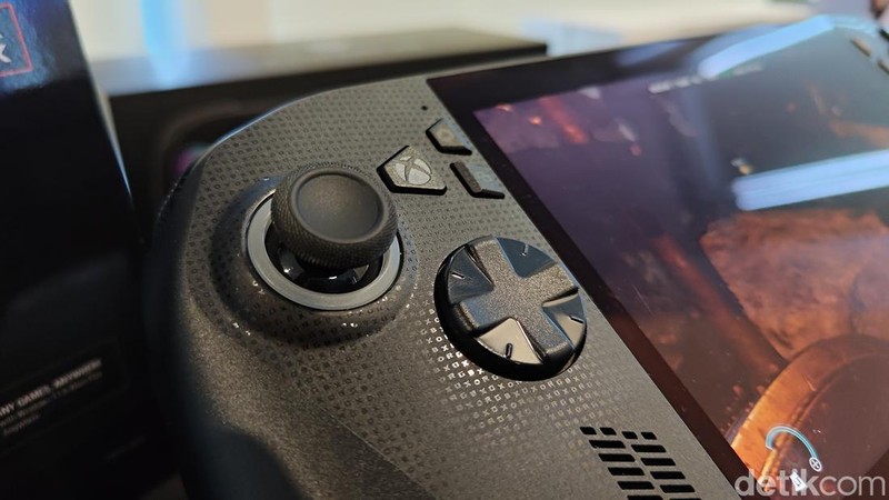 Handheld gaming PC besutan Asus ROG dengan Microsoft Xbox telah hadir di Indonesia. Begini wujudnya, yang memiliki desain grip mirp kontroler Xbox Series.