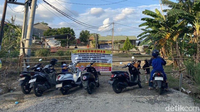 Akses jalan perumahan Green Yudha Parepare ditutup pemilik lahan.