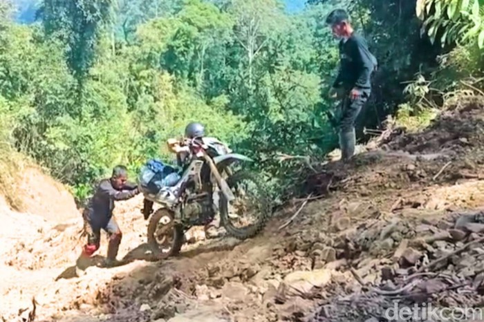 Aksi Tim Krayan Highland Adventure menembus jalur eksrem menuju Irau Malinau.