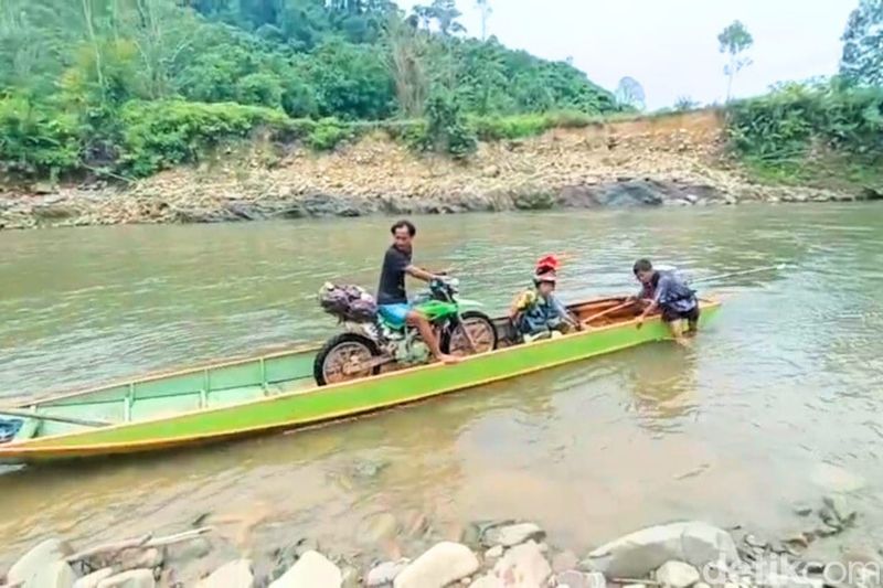 Aksi Tim Krayan Highland Adventure menembus jalur eksrem menuju Irau Malinau. Aksi Tim Krayan Highland Adventure menembus jalur eksrem menuju Irau Malinau.