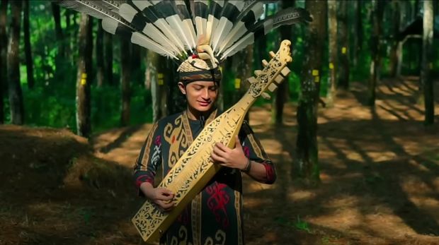 Alif Fakod dalam video klip lagu Malihi Dayak hasil remix DJ Desa. Foto: tangkapan layar YouTube DJ Desa Alif Fakod dalam video klip lagu Malihi Dayak hasil remix DJ Desa. Foto: tangkapan layar YouTube DJ Desa