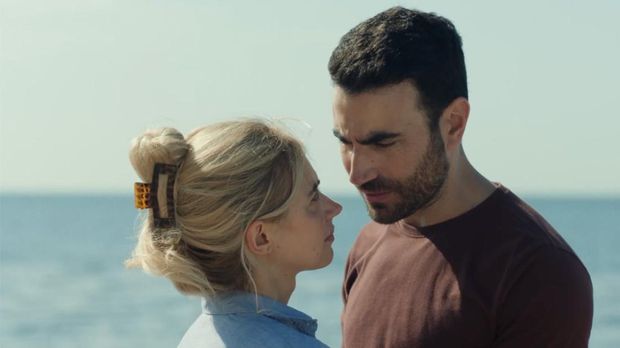 Cuplikan adegan Brett Goldstein di All of You.