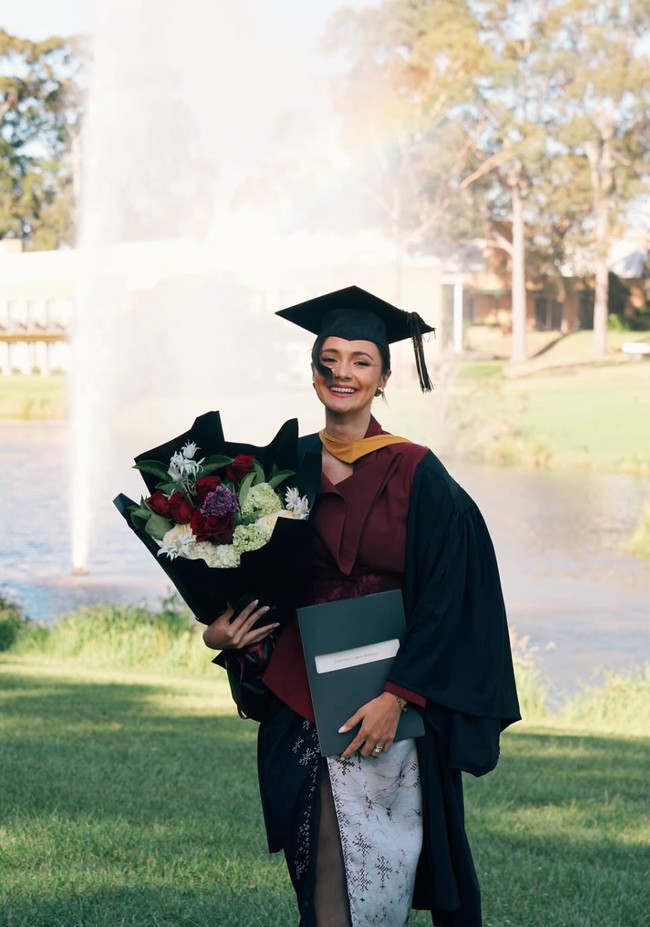 Di atas kebaya, Amanda mengenakan toga dan jubah wisuda hitam khas universitas tempatnya menuntut ilmu. Slow but sure. Growth doesn’t need to rush, tulis Amanda dalam unggahannya. Foto: Instagram/@amandarawles