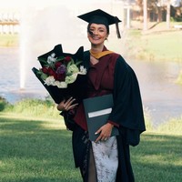Di atas kebaya, Amanda mengenakan toga dan jubah wisuda hitam khas universitas tempatnya menuntut ilmu. Slow but sure. Growth doesn’t need to rush, tulis Amanda dalam unggahannya. Foto: Instagram/@amandarawles