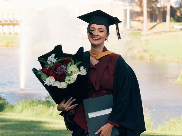 7 Foto Wisuda Amanda Rawles di Sydney, Elegan dengan Nuansa Tradisional Modern