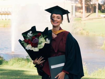 7 Foto Wisuda Amanda Rawles di Sydney, Elegan dengan Nuansa Tradisional Modern
