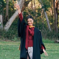 Amanda menata rambutnya dalam sanggul rendah rapi dengan helaian poni tipis di sisi wajah. Gaya rambut ini memberikan sentuhan klasik dan feminin namun tetap profesional. Foto: Instagram/@amandarawles