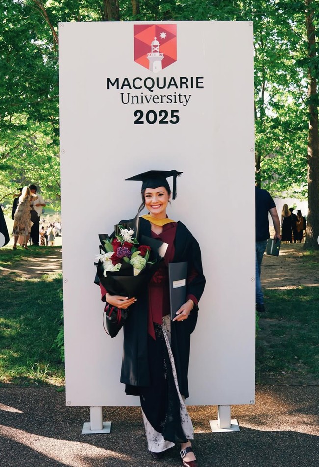 Amanda Rawles baru saja meemamerkan momen wisudanya. Artis 24 tahun itu diketahui lulus dari Macquarie University, Sydney, dengan mengambil jurusan Media and Communication. Foto: Instagram/@amandarawles
