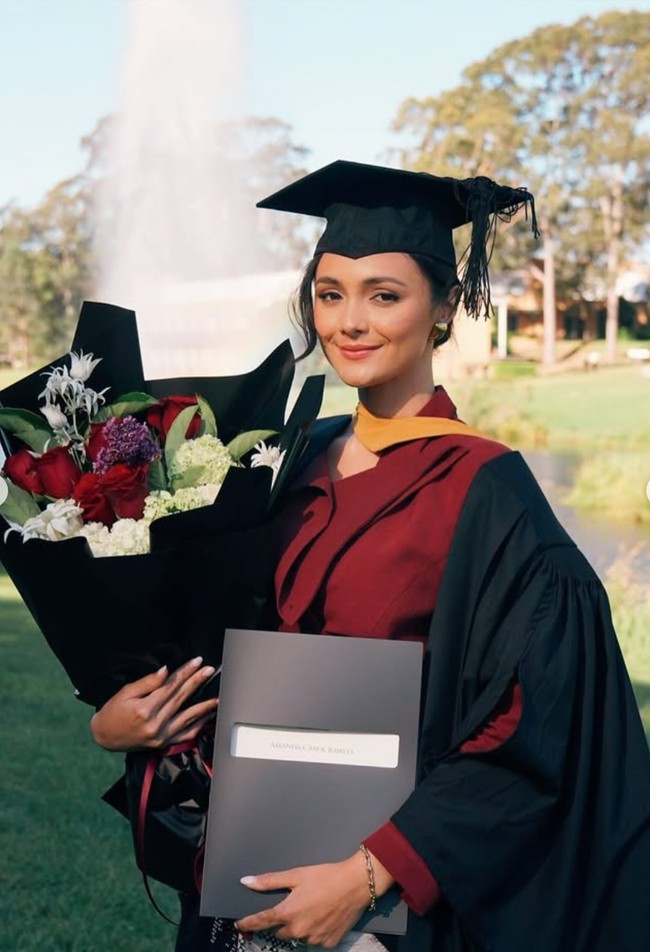 Untuk riasan wajah, Amanda tampil dengan makeup natural bernuansa hangat. Sentuhan soft brown eyeshadow, pipi merona lembut, dan bibir berwarna nude-pink membuat wajahnya tampak segar dan bersinar di bawah sinar matahari Sydney. Foto: Instagram/@amandarawles
