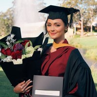 Untuk riasan wajah, Amanda tampil dengan makeup natural bernuansa hangat. Sentuhan soft brown eyeshadow, pipi merona lembut, dan bibir berwarna nude-pink membuat wajahnya tampak segar dan bersinar di bawah sinar matahari Sydney. Foto: Instagram/@amandarawles