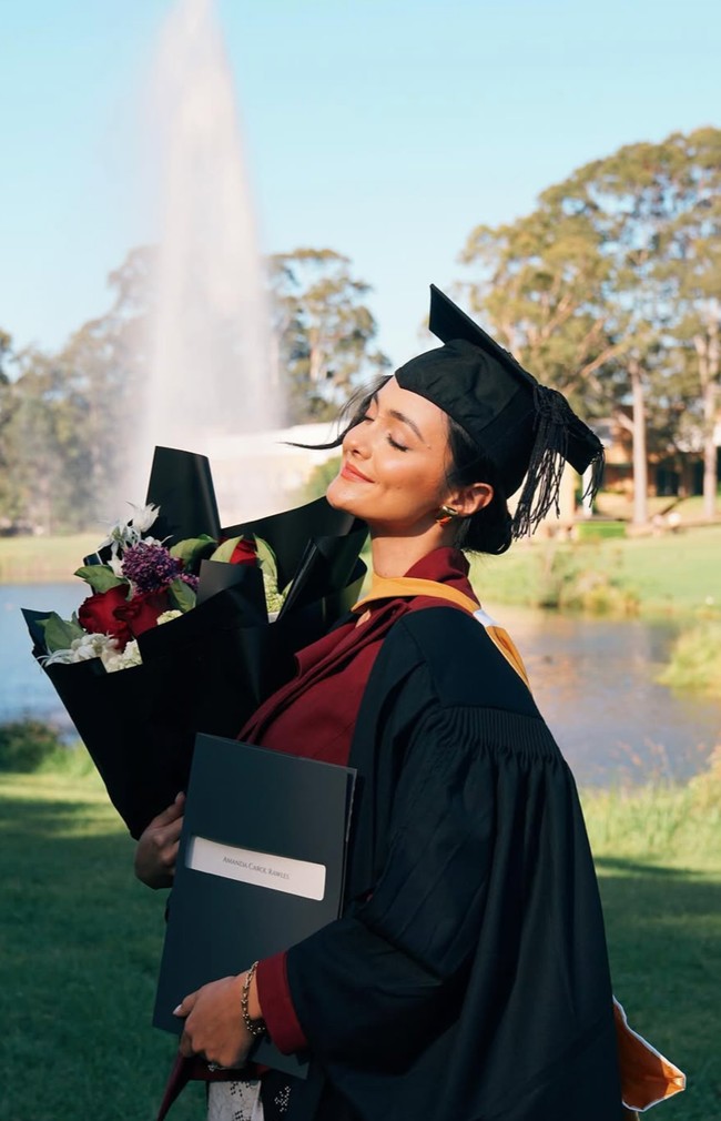Ia melengkapi penampilannya dengan sepatu berwarna burgundy yang senada dengan kebayanya. Model sepatu slingback berhak rendah mempermanis tampilannya. Foto: Instagram/@amandarawles