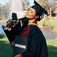 Ia melengkapi penampilannya dengan sepatu berwarna burgundy yang senada dengan kebayanya. Model sepatu slingback berhak rendah mempermanis tampilannya. Foto: Instagram/@amandarawles