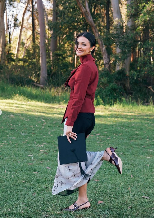 Penampilannya makin sempurna dengan buket bunga bernuansa merah-putih-hijau di tangannya. Ia pun tak henti membagikan senyum bahagianya meski tanpa didampingi sang suami, Adriel Susanteo. Foto: Instagram/@amandarawles