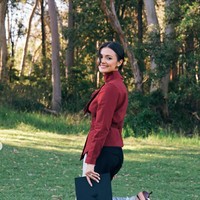 Penampilannya makin sempurna dengan buket bunga bernuansa merah-putih-hijau di tangannya. Ia pun tak henti membagikan senyum bahagianya meski tanpa didampingi sang suami, Adriel Susanteo. Foto: Instagram/@amandarawles