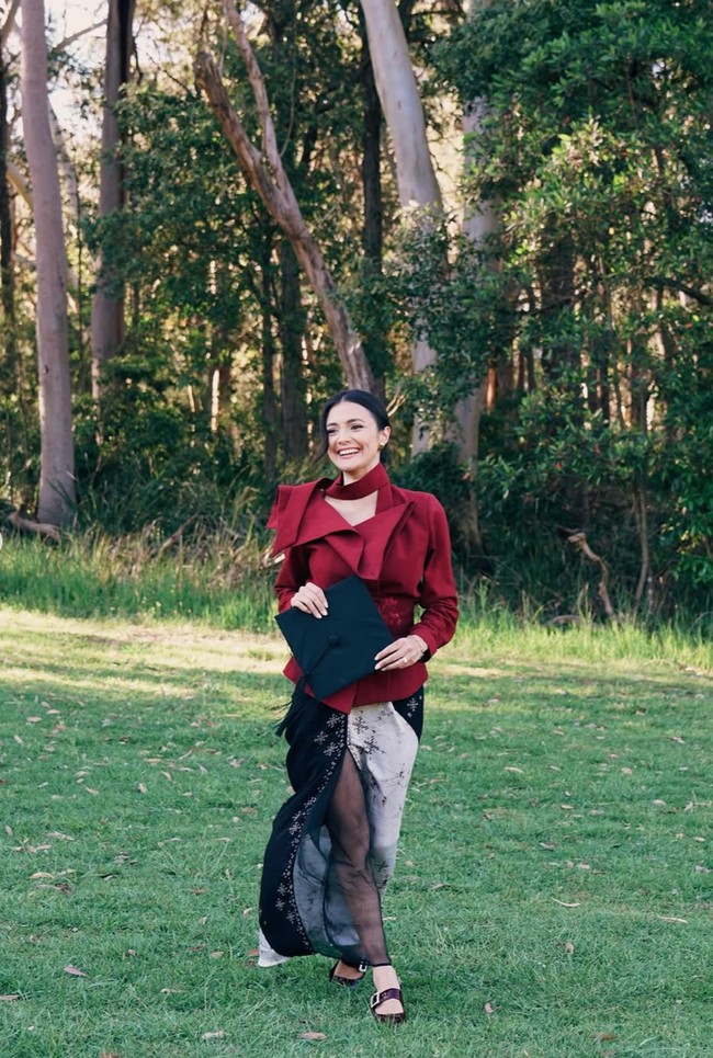 Amanda memilih tampilan elegan dengan kebaya modern warna marun yang berpadu dengan kain bernuansa hitam dan putih bermotif etnik. Kombinasi ini menghadirkan kesan anggun sekaligus membanggakan identitas budaya Indonesia. Foto: Instagram/@amandarawles
