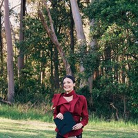 Amanda memilih tampilan elegan dengan kebaya modern warna marun yang berpadu dengan kain bernuansa hitam dan putih bermotif etnik. Kombinasi ini menghadirkan kesan anggun sekaligus membanggakan identitas budaya Indonesia. Foto: Instagram/@amandarawles