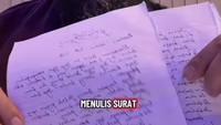 Ini dia penampakan surat tersebut. Ustaz Derry Sulaiman selaku teman memperlihatkan surat yang dititipkan dari Ammar Zoni. Foto: dok instagram Ustaz Derry Sulaiman