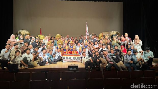 Andre Rosiade Ketua Umum Ikatan Keluarga Minangkabau (IKM) Andre Rosiade melantik pengurus IKM Jepang di Tokyo.