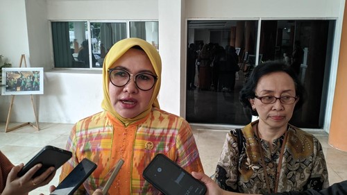 Anggota DPD RI Dapil NTB, Evi Apita Maya, bersama Kepala Kanwil DJPb NTB, Ratih Hapsari Kusumawardani, saat ditemui di Kantor Gubernur NTB, Jumat sore (17/10/2025). (Ahmad Viqi/detikBali)