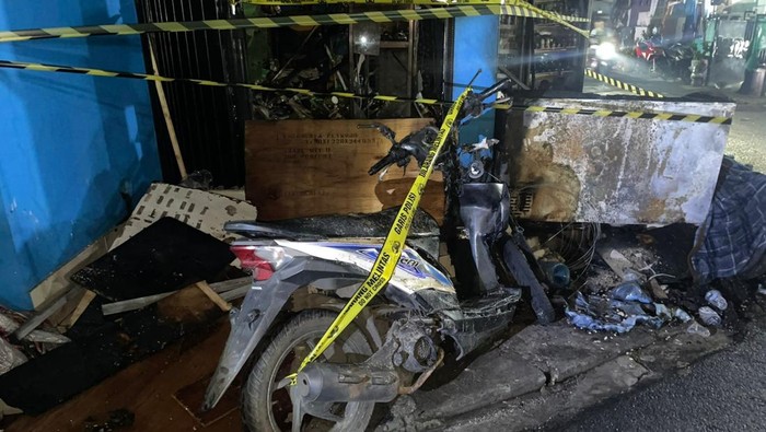 Arif Ardiansyah (25) terbakar usai nekat menyalakan korek api saat mengisi bensin eceran di sebuah warung kawasan Kembangan, Jakarta Barat (dok. ist)
