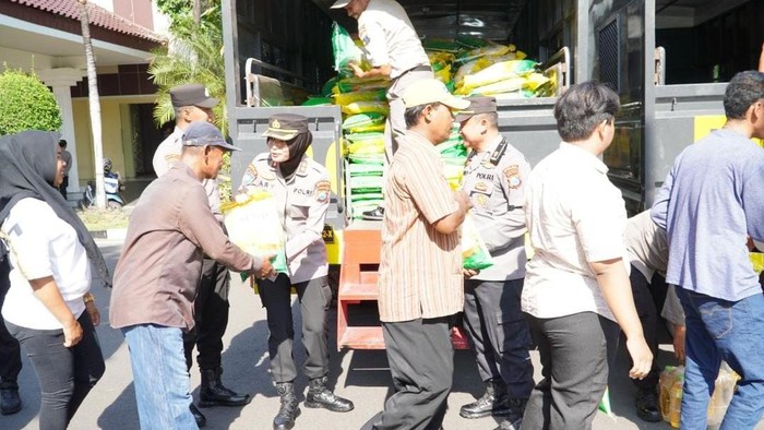 Senyum Semringah Ribuan Warga Dapat Baksos dari Polda Jatim