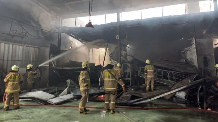 Bangunan bengkel di Srengseng, Kembangan, Jakarta Barat (Jakbar) terbakar. Kebakaran diduga disebabkan malfungsi blower di bengkel tersebut. (dok Damkar Jakarta)