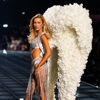 “Aku kira dia bakal jatuh,” tulis netizen di TikTok. “Dia mungkin hampir pingsan atau sedang dalam mode bertahan hidup,” ujar warganet lain berspekulasi. Foto: FilmMagic/TheStewartofNY