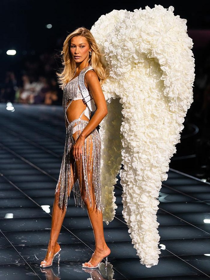 NEW YORK, NEW YORK - OCTOBER 15: Bella Hadid walks the runway during the Victorias Secret Fashion Show at Steiner Studios on October 15, 2025 in New York City. (Photo by TheStewartofNY/FilmMagic)