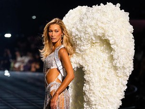 Ini Alasan Bella Hadid Tampak Lemas dan Sulit Jalan di Runway Victorias Secret