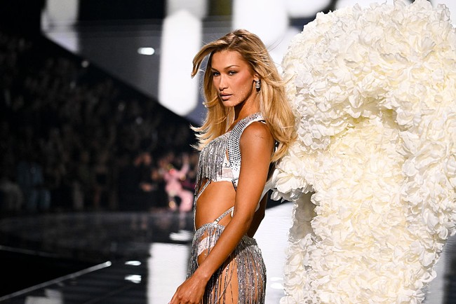 Dia mengaku berlenggak-lenggok dengan memakai sayap yang beratnya mencapai 50 pon atau hampir 23 kg. “Kita pura-pura aja kalau sayap ini nggak seberat 50 pon, tapi LIHAT BETAPA CANTIKNYA,” tulisnya. Foto: Gilbert Flores/Variety via Getty Images