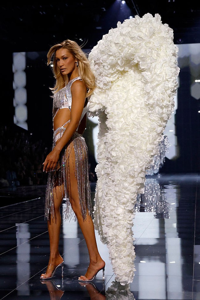 Bella Hadid menjadi salah satu dari deretan model dan influencer yang memukau di runway Victoria’s Secret Fashion Show 2025 yang digelar di Steiner Studios, New York, Amerika Serikat, Rabu (15/10/2025). Foto: Taylor Hill/WireImage