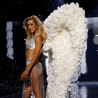 Bella Hadid menjadi salah satu dari deretan model dan influencer yang memukau di runway Victoria’s Secret Fashion Show 2025 yang digelar di Steiner Studios, New York, Amerika Serikat, Rabu (15/10/2025). Foto: Taylor Hill/WireImage