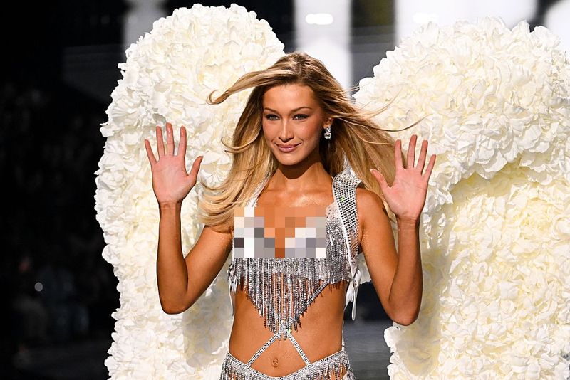 Bella Hadid tampil dalam Victoria's Secret Fashion Show 2025 di New York.
