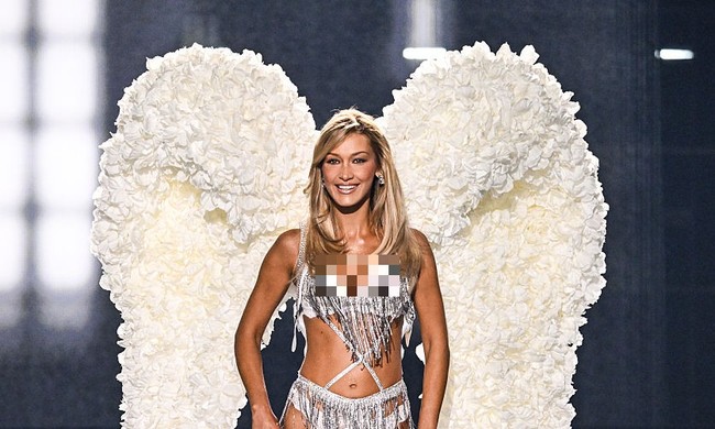 Menjawab kekhawatiran netizen, Bella Hadid menjelaskan di Instagram Story soal apa yang terjadi saat dia berlenggak-lenggok di Victoria’s Secret Fashion Show 2025. Dia mengatakan apa yang dilakukannya bukan sekadar catwalk biasa. Foto: Dok. Getty Images