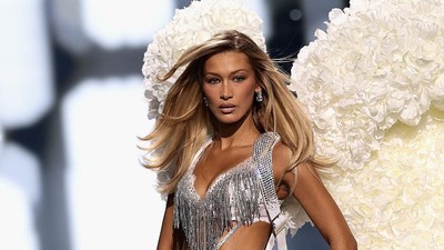 7 Potret Bella Hadid Catwalk Pakai Bra & Sayap 23 Kg, Bikin Fans Cemas