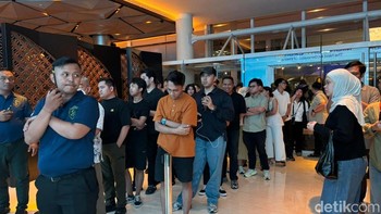 Suasana antrean di Hotel Pullman Jakarta saat acara Midnight Launch iPhone 17 oleh Blibli. Ratusan penggemar Apple memenuhi area sejak malam hari. Foto: Rizqy Nur Amalia/detikINET