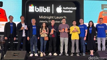 Direksi Blibli bersama pembeli pertama iPhone 17 series di Bliblo. Foto: Rizqy Nur Amalia/detikINET