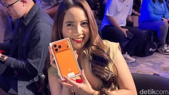 Inilah Sheila Arika yang menjadi pembeli pertama iPhone 17 di Blibli. Foto: Rizqy Nur Amalia/detikINET