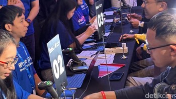 Proses unboxing produk yang sudah dipesan oleh konsumen. Foto: Rizqy Nur Amalia/detikINET