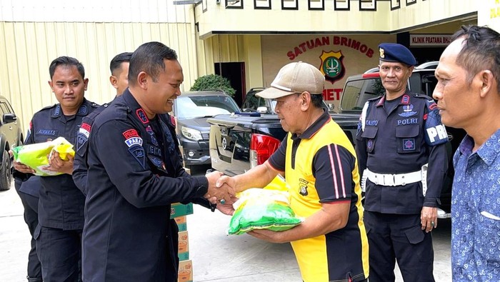 Brimob Polda Metro Jaya menggelar kegiatan berbagi sembako kepada Pegawai Harian Lepas (dok istimewa