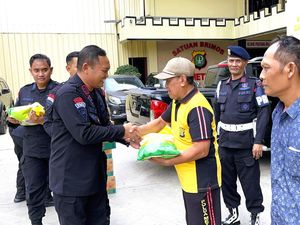 Brimob PMJ Bagi-bagi Sembako ke Pegawai Harian Lepas