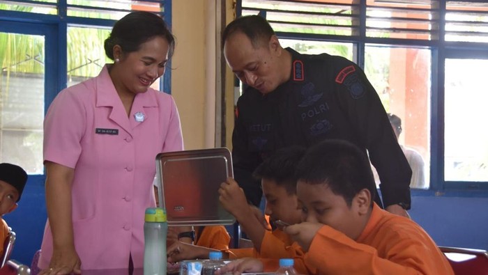 Brimob Polda Riau turun ke sekolah, bagikan MBG dan mengedukasi siswa SD untuk mencintai lingkungan.