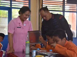 Dari Dapur ke Halaman Sekolah, Brimob Polda Riau Bagikan MBG dan Tanam Pohon