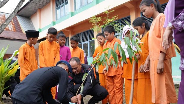 Brimob Polda Riau turun ke sekolah, bagikan MBG dan mengedukasi siswa SD untuk mencintai lingkungan. Brimob Polda Riau turun ke sekolah, bagikan MBG dan mengedukasi siswa SD untuk mencintai lingkungan.