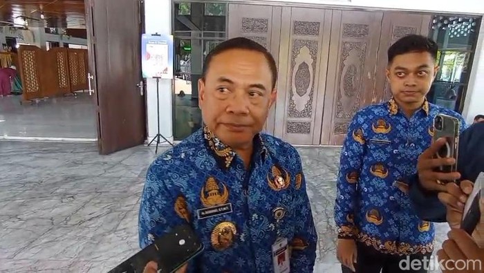 Bupati Pati, Sudewo ditemui selepas salat Jumat di Masjid Agung Pati, Jumat (17/10/2025).