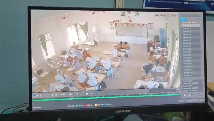 CCTV insiden siswi inisial AM (12) dari MTS Negeri 1 Konawe, mengalami cedera tulang ekor gegara terjatuh usai kursinya diduga ditarik oleh temannya.