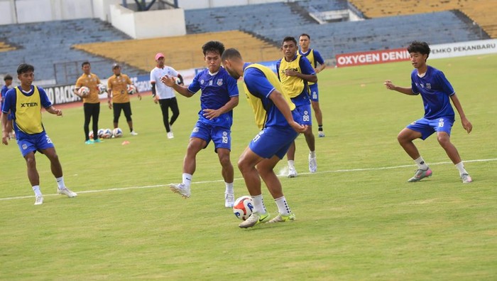 Pemain Sumsel United saat latihan di Stadion Khairuddin Nasution, Pekanbaru.