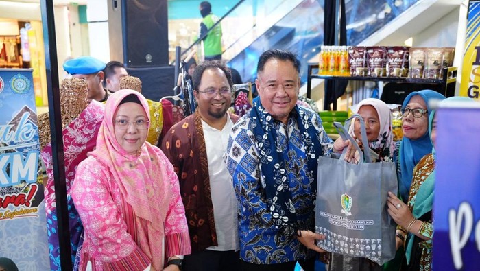 Cik Ujang, Wagub Sumsel saat meninjau stand UMKM di Pertamina SMEXPO Palembang 2025