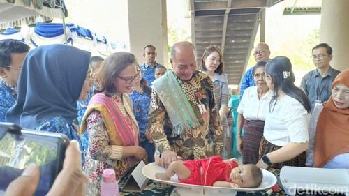Deputi Bidang Koordinasi Peningkatan Kualitas Kesehatan, Sukadiono saat meninjau Posyandu di Kelurahan TDM, Kota Kupang, NTT, Jumat (17/10/2025).