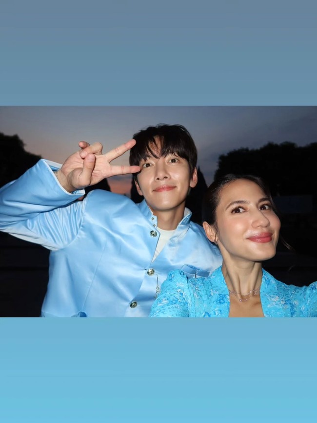 Keduanya terlihat serasi memakai beskap dan kebaya biru muda, berpadu jarik wiru. Penampilan Ji Chang Wook jadi “Mas Jawa” sontak membuat penggemar histeris. Foto: Instagram